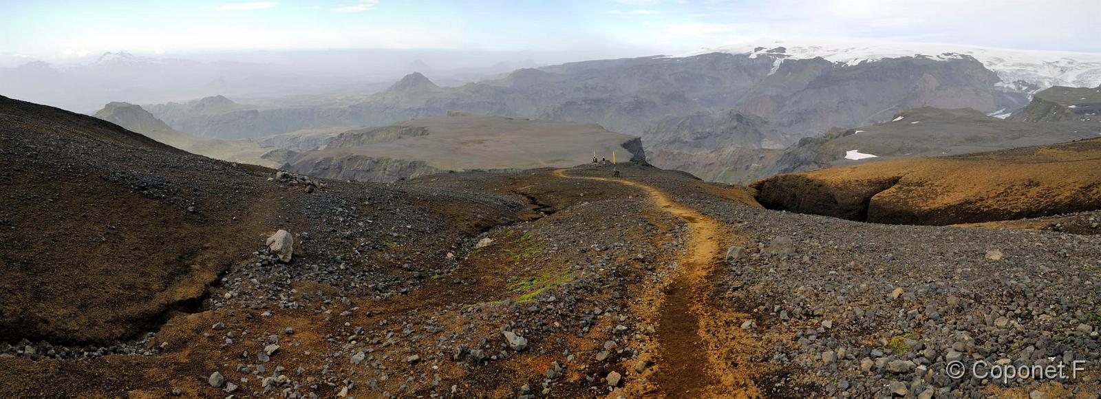 008 Islande 2009.jpg - Descente de Fimmvörðuháls vers Þórsmörk, de grands paysages et chemin parfois très escarpé.